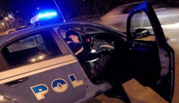polizia auto notte c ansa