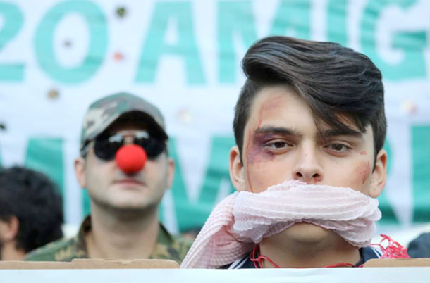 20180325 ragazzo con bavaglio manifestazione argentina