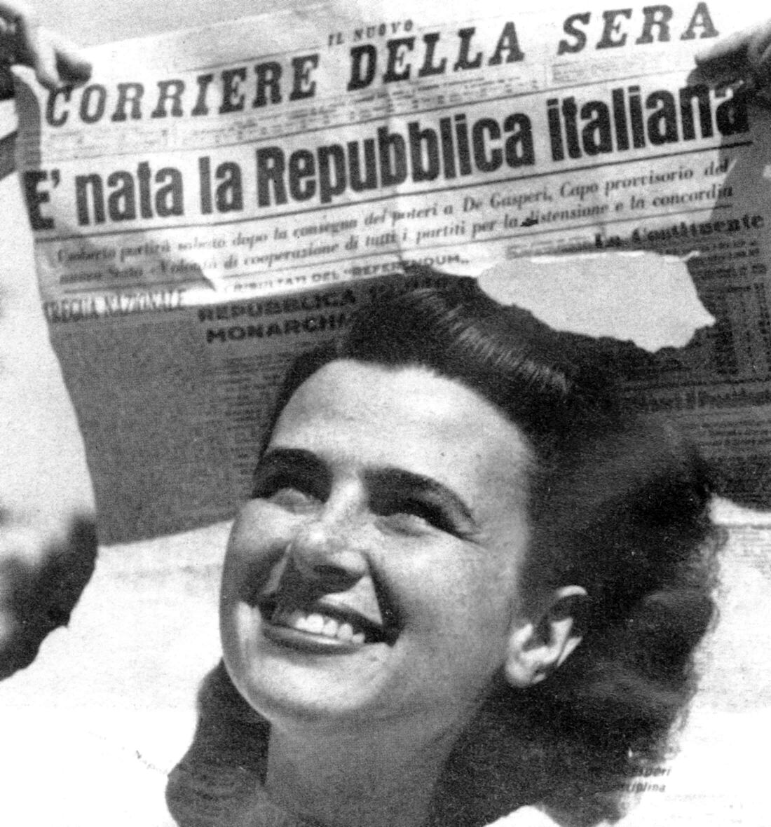 festa della repubblica 1946 donna con giornale