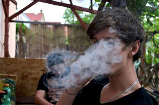 giovani che fumano
