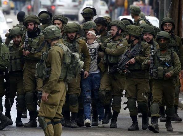 ragazzo palestinese arrestato da soldati israliani