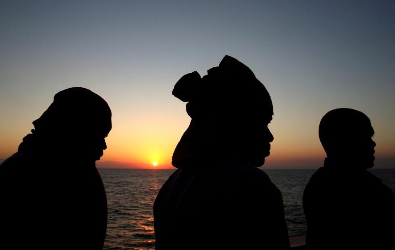immigrati tramonto c REUTERS Stefano Rellandini FilePhoto